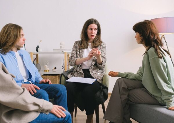 kobiety rozmawiają na spotkaniu z terapeutą