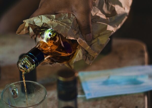 alkohol w butelce nalewany do szklanki